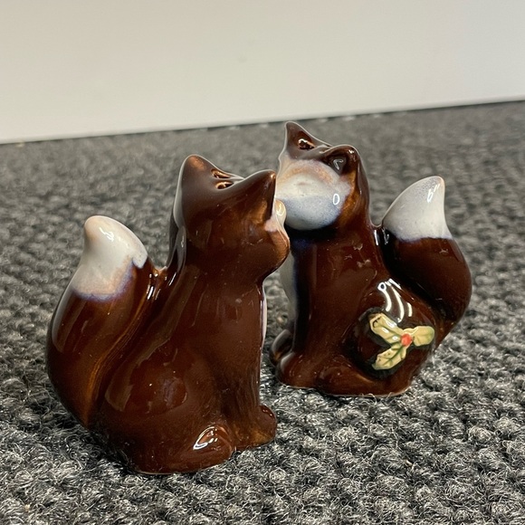 Foxes Racoon Marbled Salt and Pepper Shakers Hollyberry Winter - Picture 4 of 5
